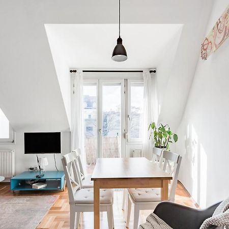 Relax Into Loft Living At A Light-Filled City Escape Budapest Eksteriør bilde